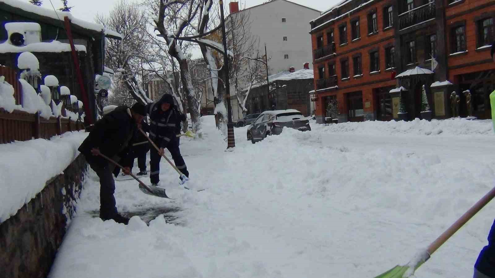 Kars beyaza hapsoldu: Yarım asırlık kar rekoru kırıldı

