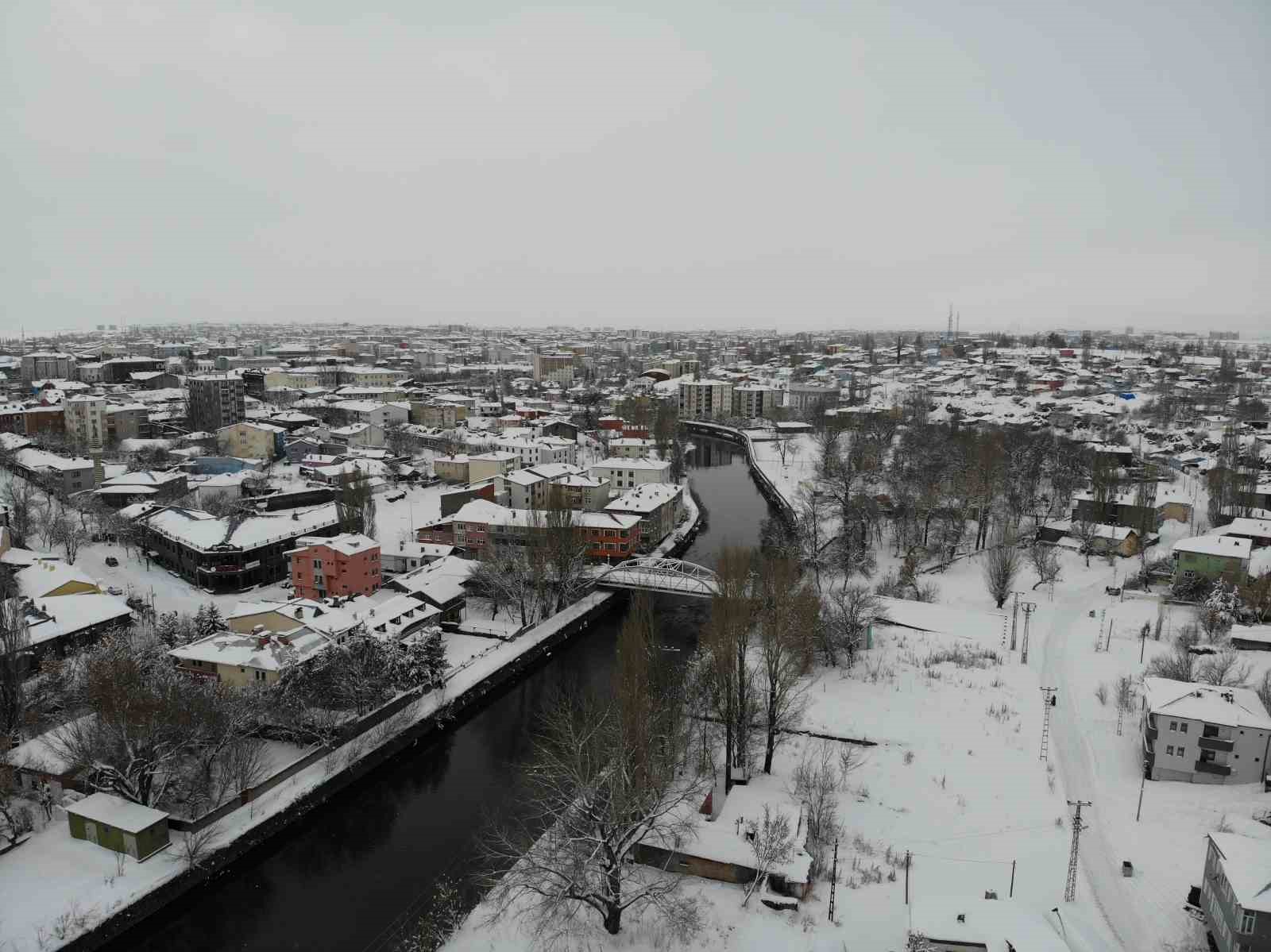 Kars beyaza hapsoldu: Yarım asırlık kar rekoru kırıldı
