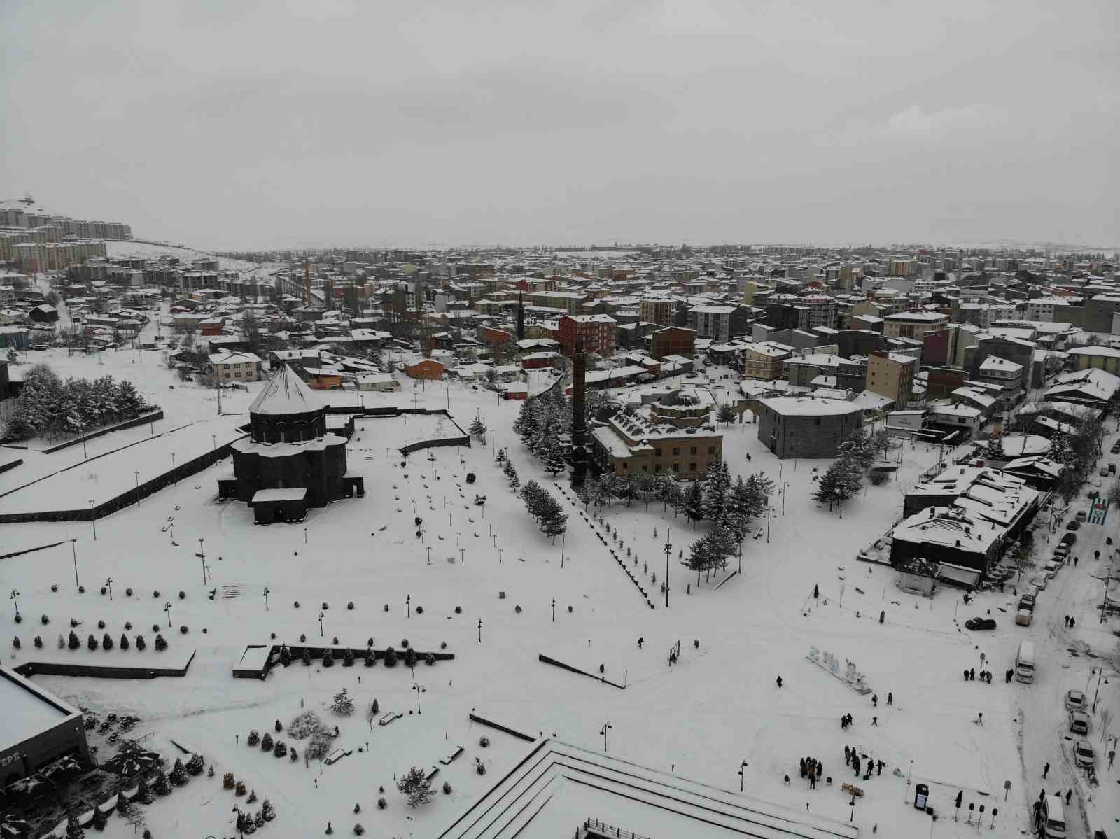 Kars beyaza hapsoldu: Yarım asırlık kar rekoru kırıldı
