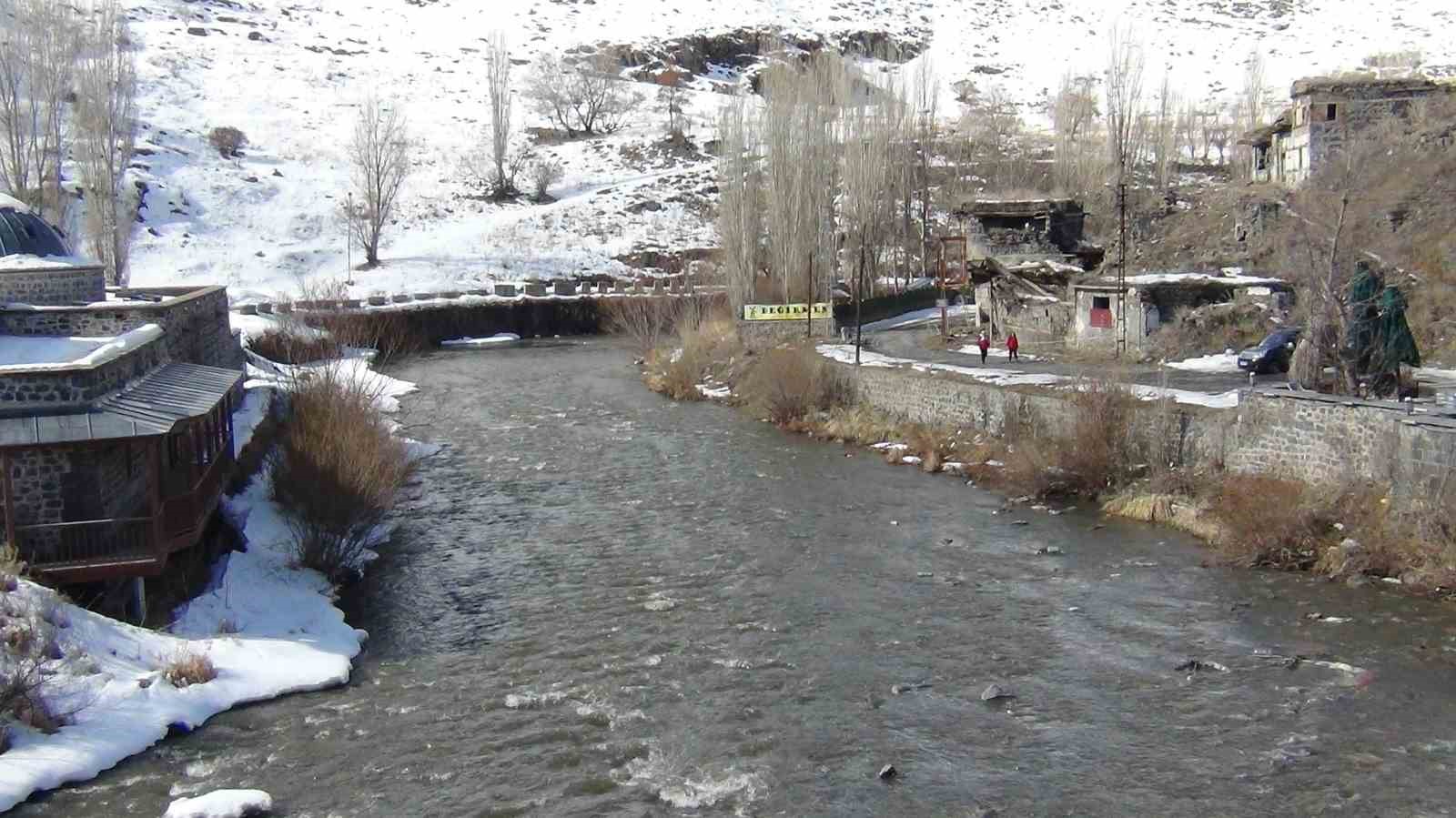 Kars Çayı’nda erken bahar: Zemheri beklenirken buzlar çözüldü
