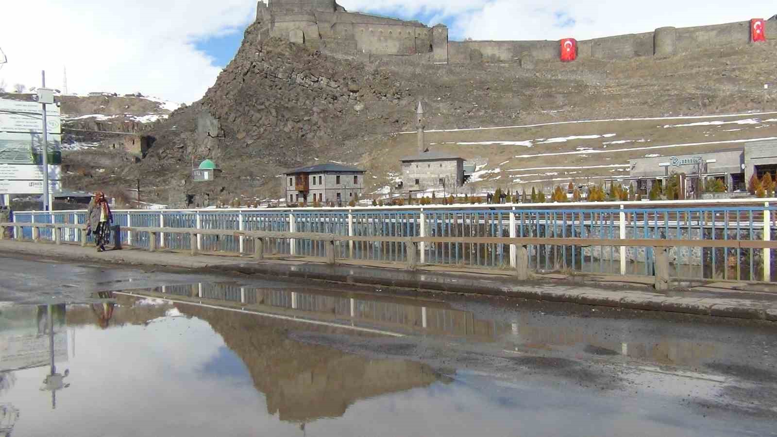 Kars Çayı’nda erken bahar: Zemheri beklenirken buzlar çözüldü
