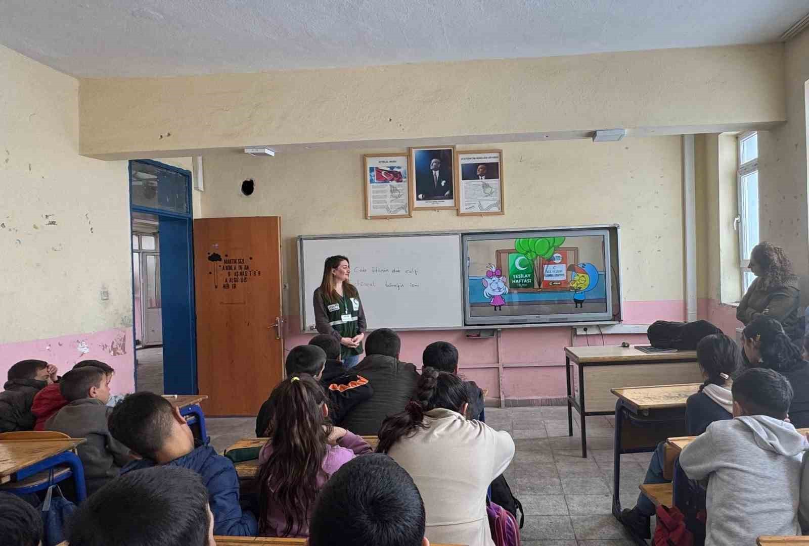 Kars Çerme Ortaokulu öğrencilerine bağımlılıkla mücadele eğitimi verildi
Kars Çerme Ortaokulu öğrencilerine bağımlılıkla mücadele eğitimi verildi