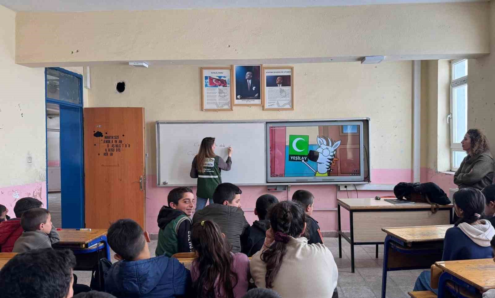 Kars Çerme Ortaokulu öğrencilerine bağımlılıkla mücadele eğitimi verildi
Kars Çerme Ortaokulu öğrencilerine bağımlılıkla mücadele eğitimi verildi