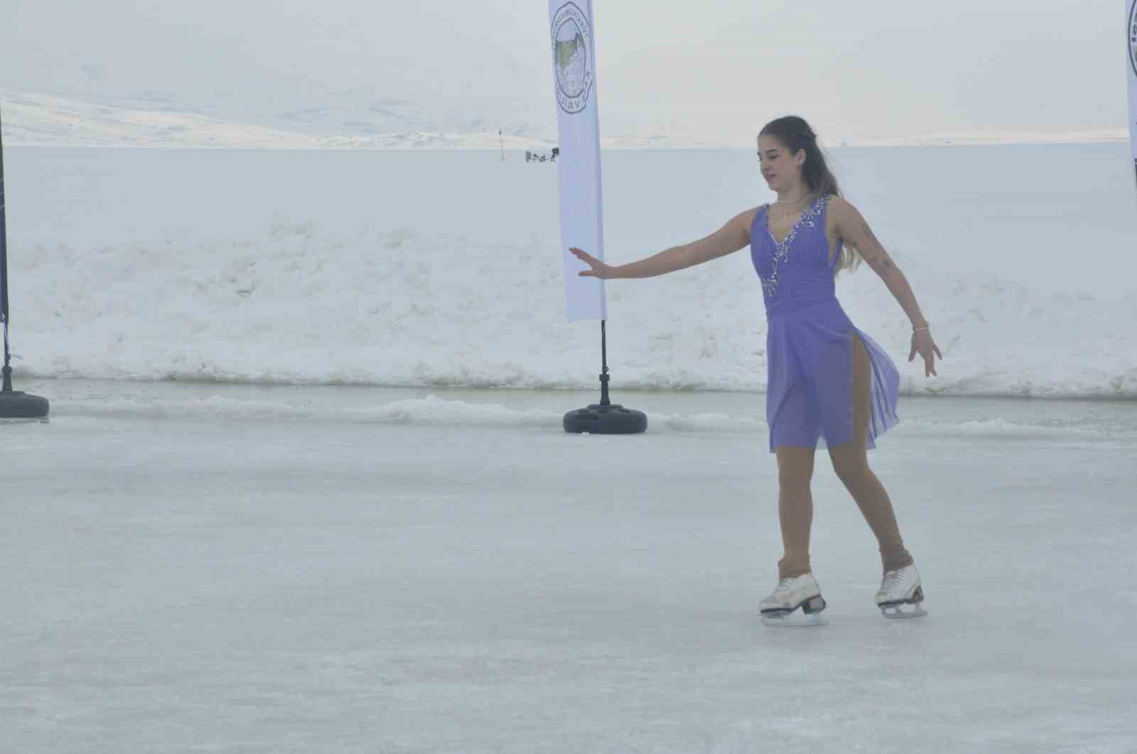 Kars Çıldır Gölü’nde buz üstünde muhteşem şölen
