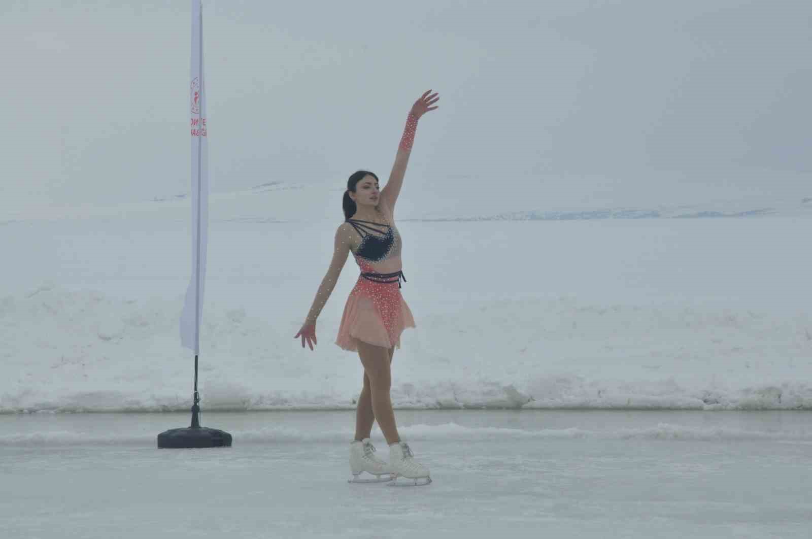 Kars Çıldır Gölü’nde buz üstünde muhteşem şölen
