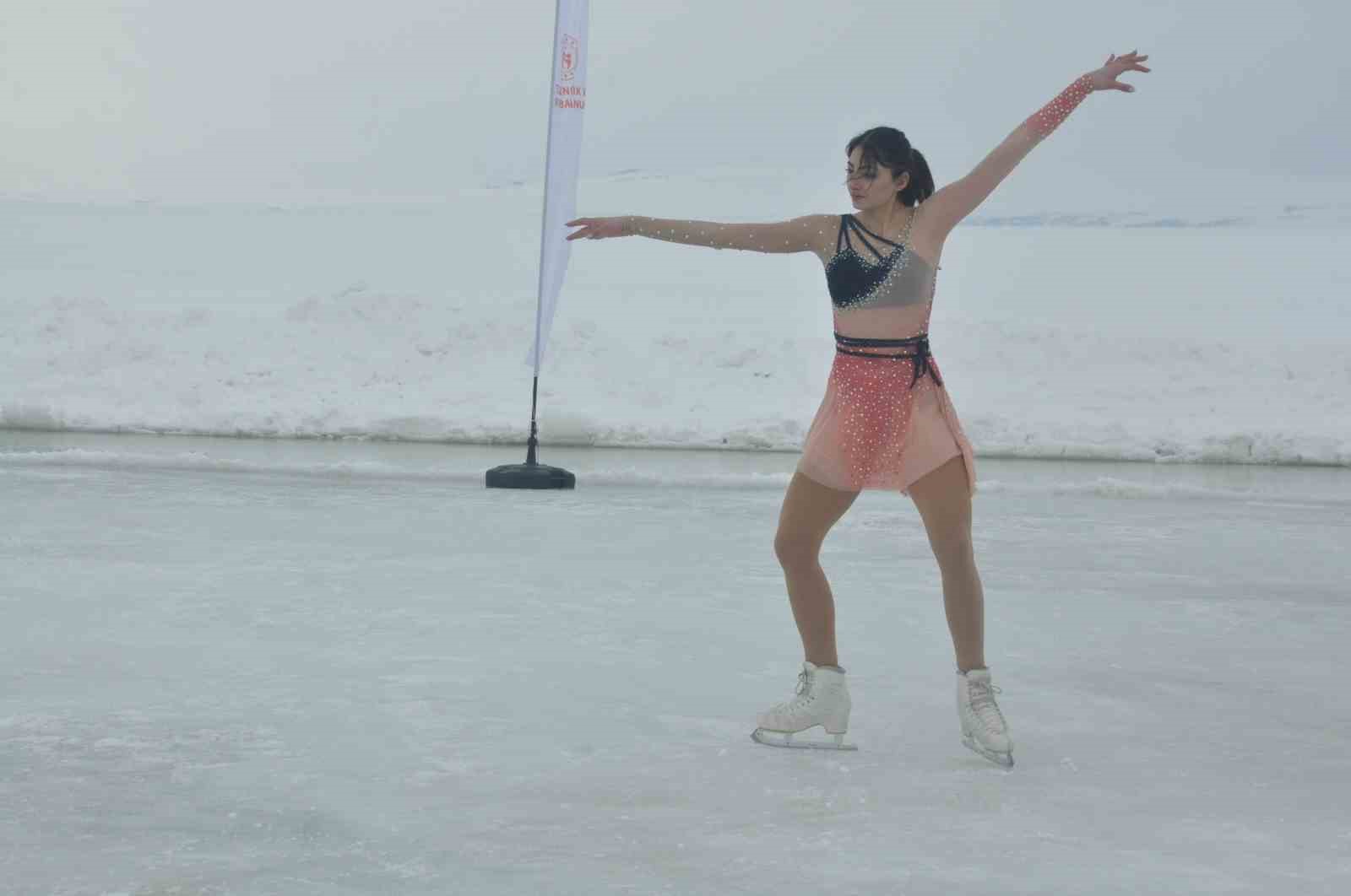 Kars Çıldır Gölü’nde buz üstünde muhteşem şölen
