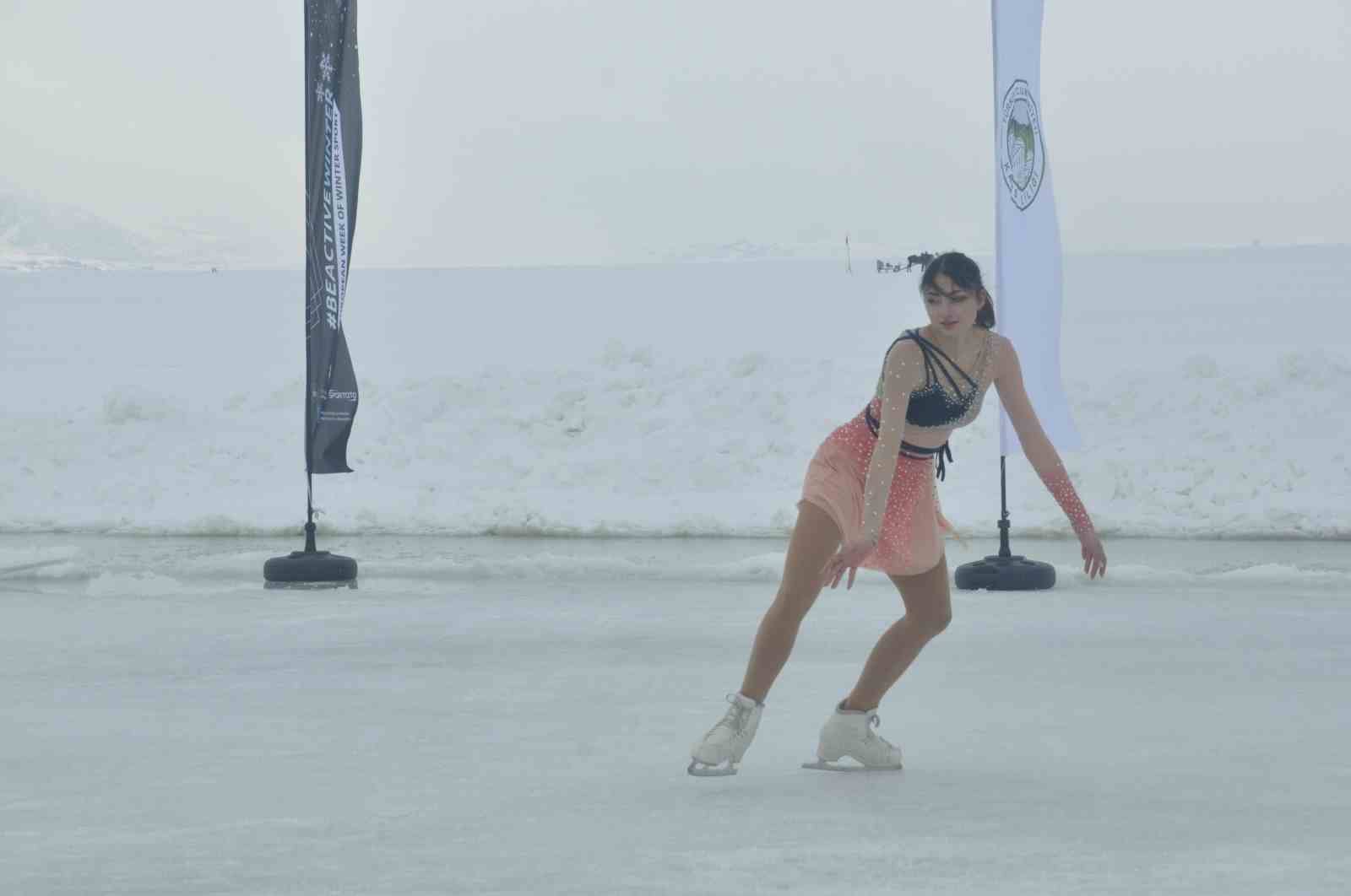 Kars Çıldır Gölü’nde buz üstünde muhteşem şölen
