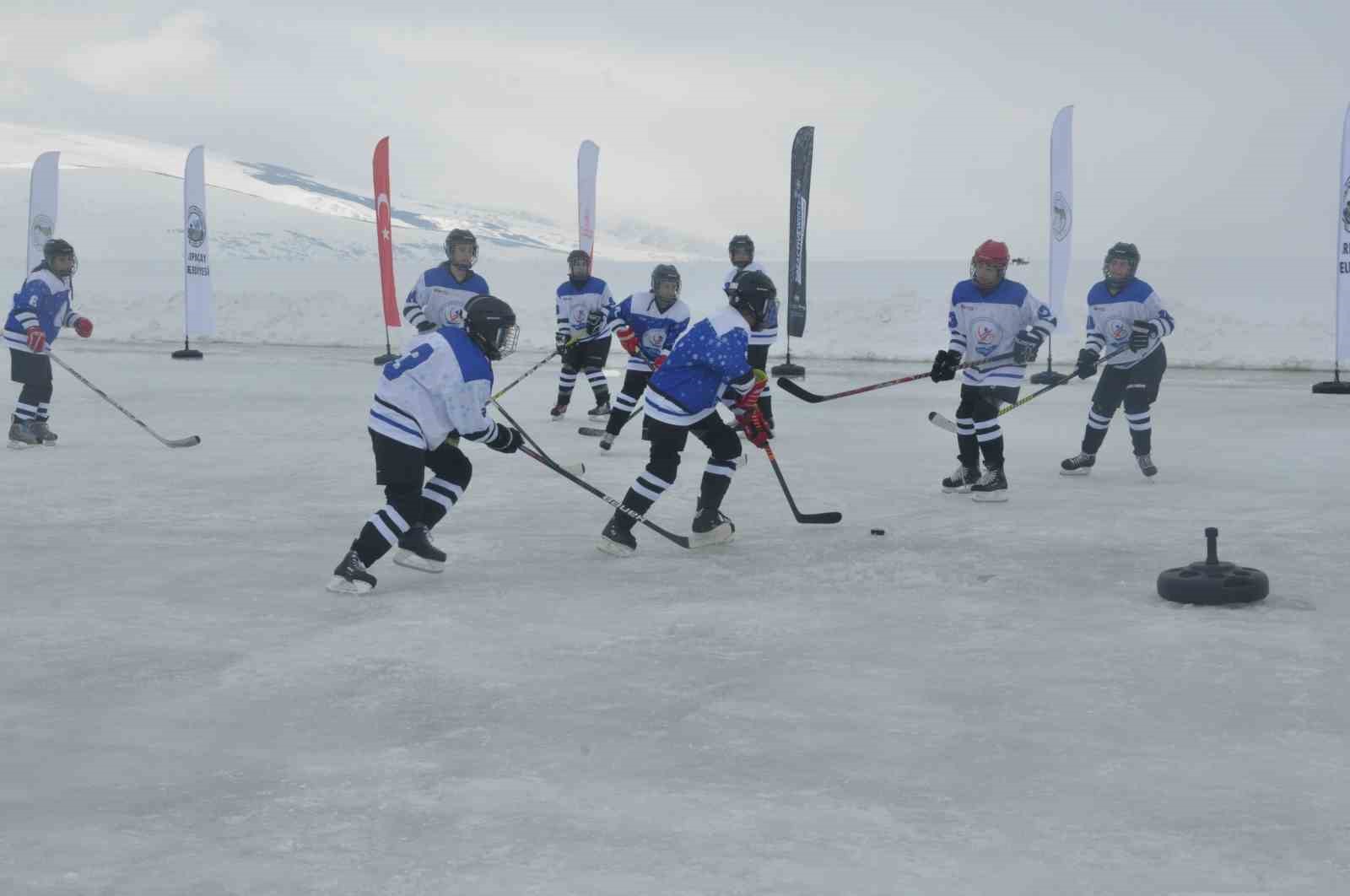 Kars Çıldır Gölü’nde buz üstünde muhteşem şölen
