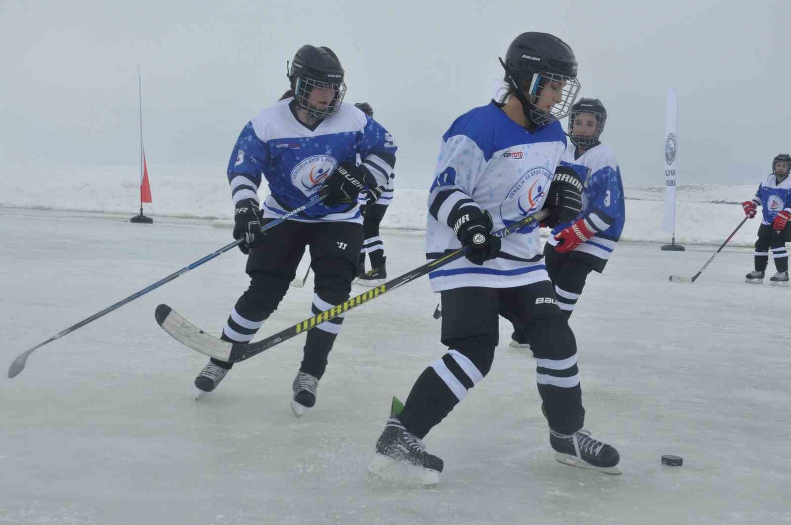 Kars Çıldır Gölü’nde buz üstünde muhteşem şölen
