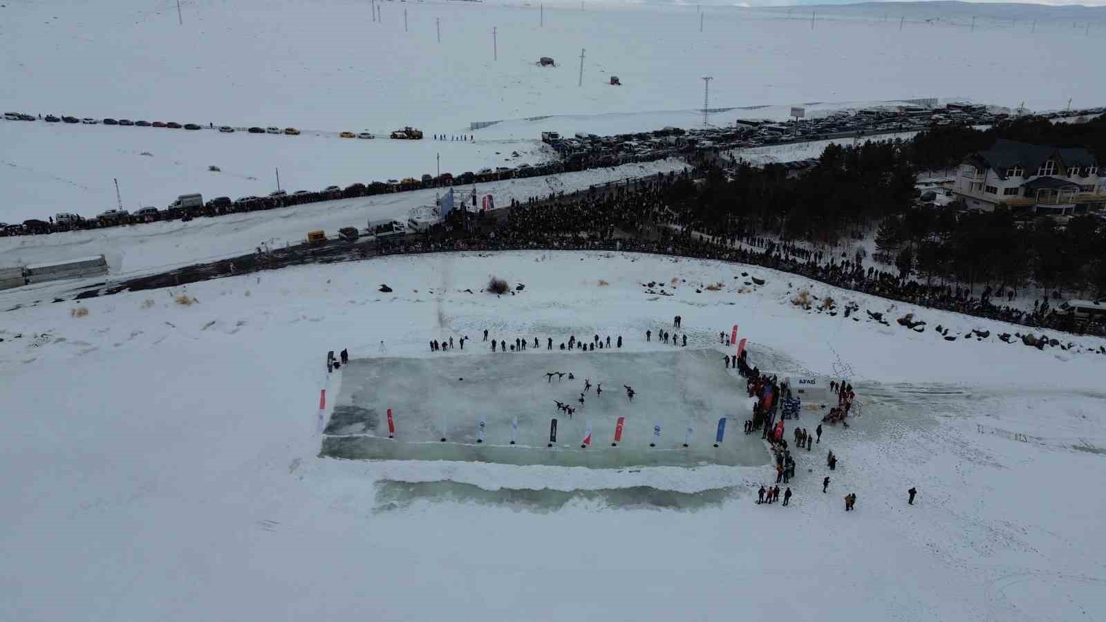 Kars Çıldır Gölü’nde buz üstünde muhteşem şölen
