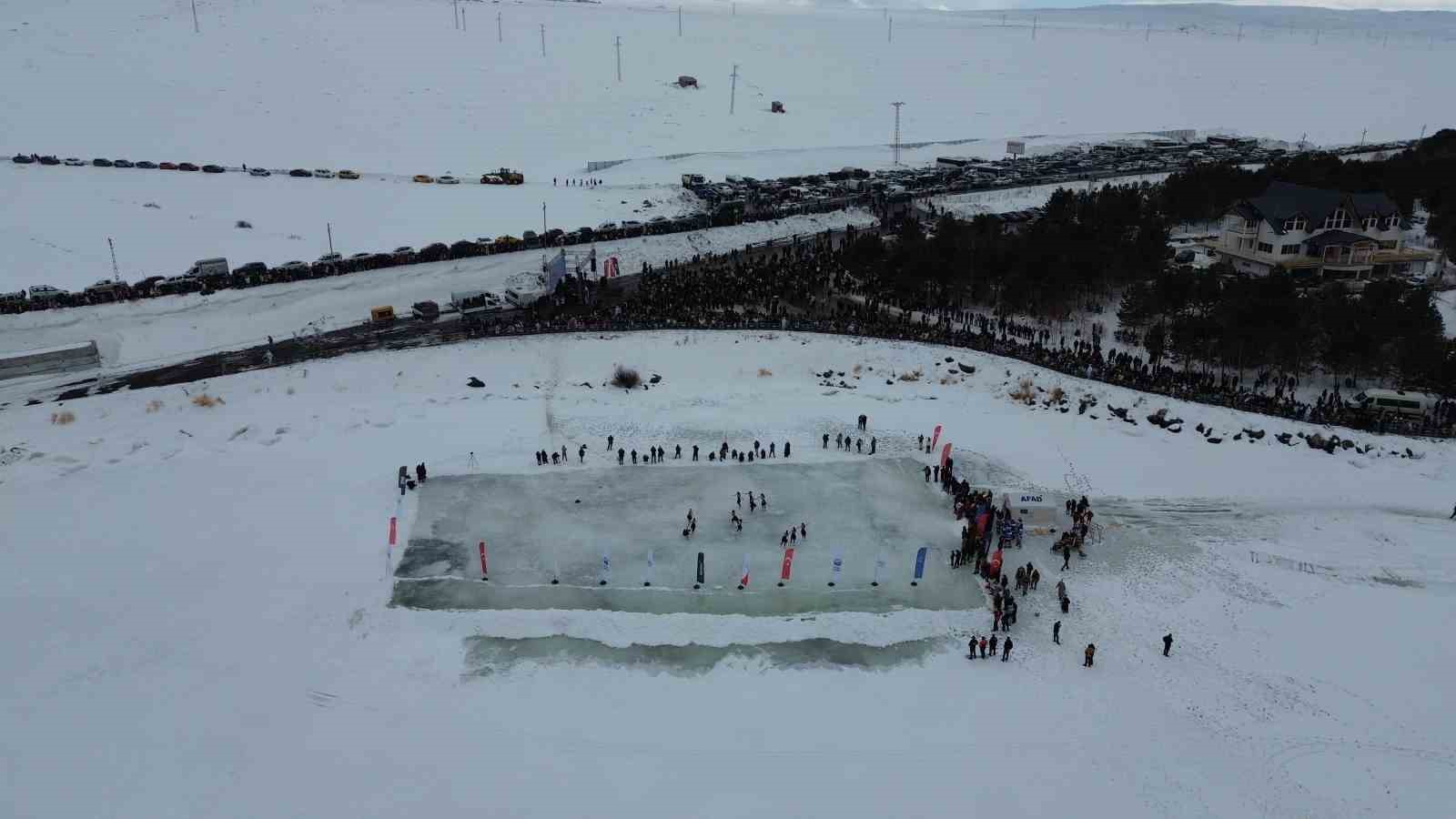 Kars Çıldır Gölü’nde buz üstünde muhteşem şölen
