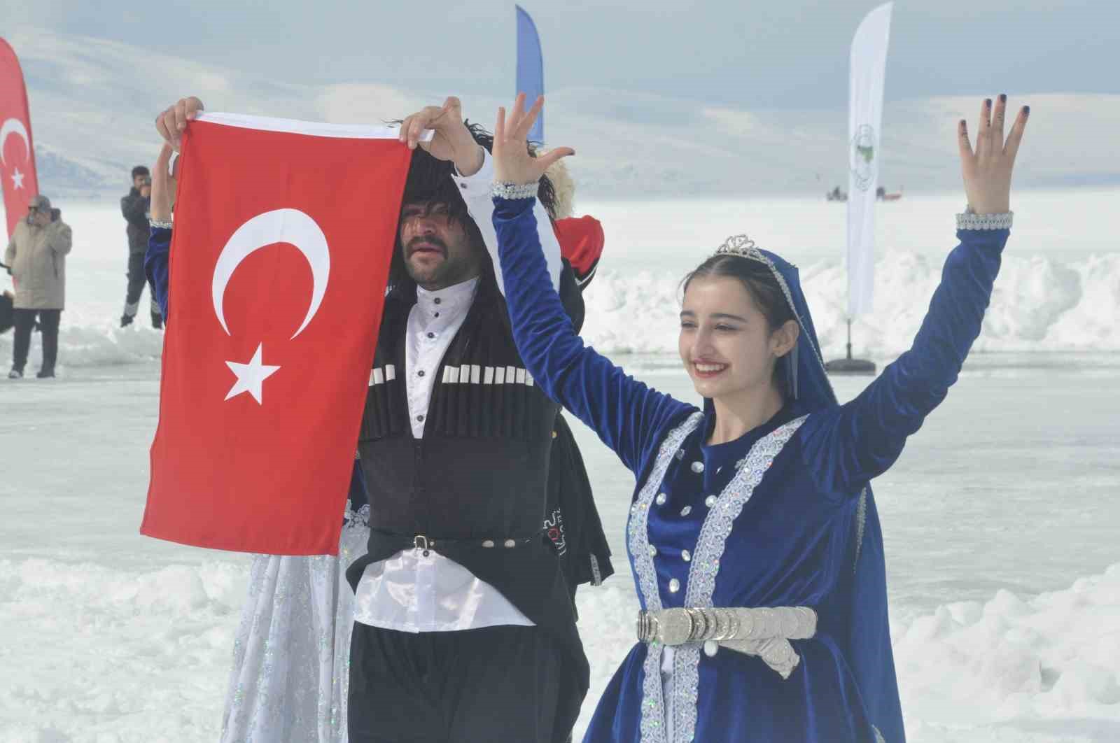 Kars Çıldır Gölü’nde buz üstünde muhteşem şölen
