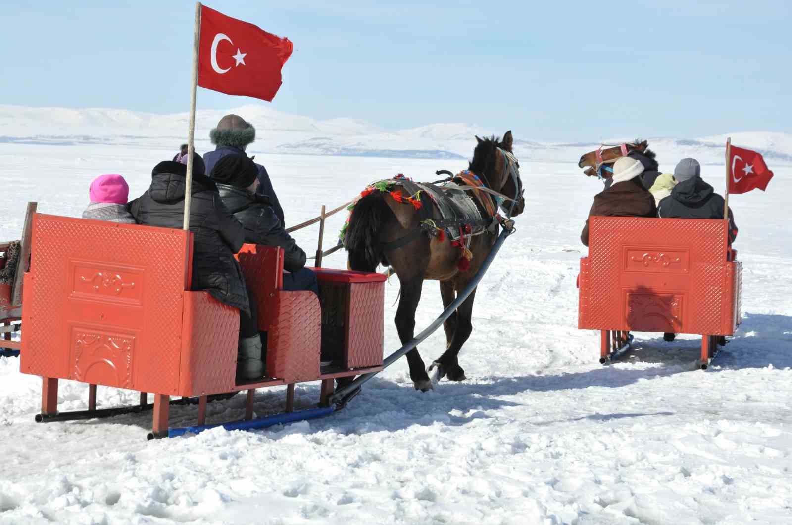 Kars Çıldır Gölü’nde dörtnala atlı kızak safarileri nefes kesiyor
