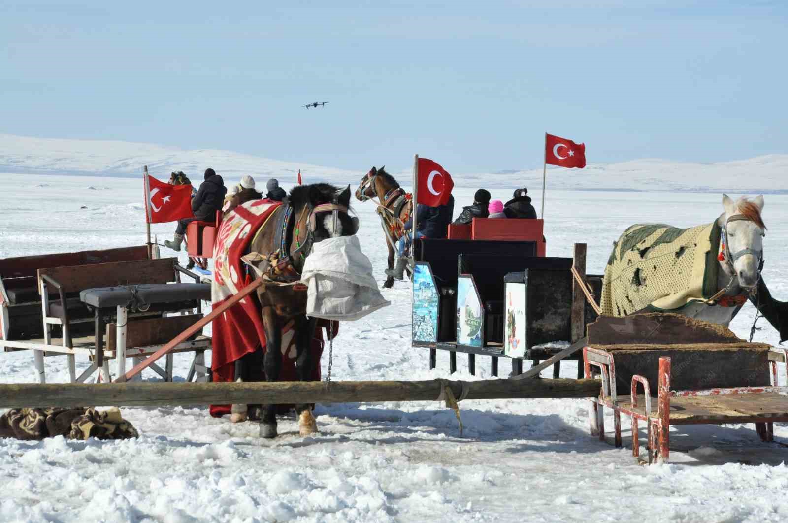 Kars Çıldır Gölü’nde dörtnala atlı kızak safarileri nefes kesiyor
