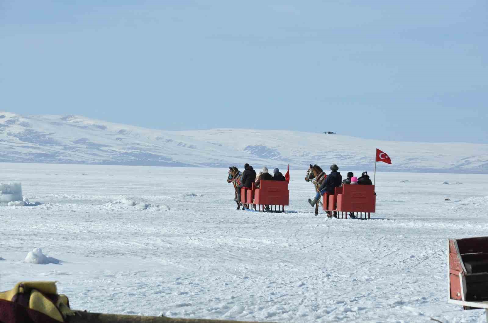 Kars Çıldır Gölü’nde dörtnala atlı kızak safarileri nefes kesiyor
