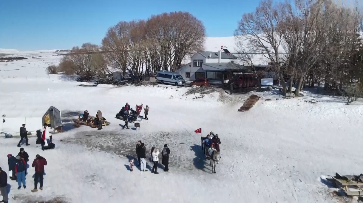 Kars Çıldır Gölü’nde dörtnala atlı kızak safarileri nefes kesiyor
