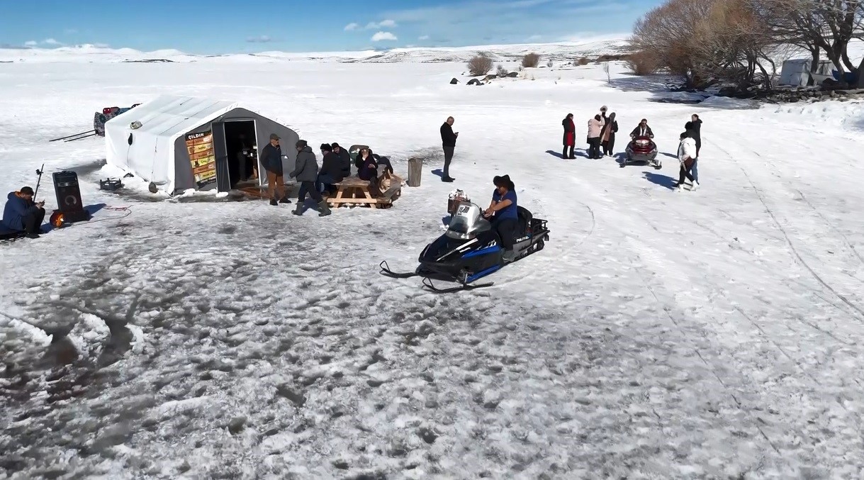 Kars Çıldır Gölü’nde dörtnala atlı kızak safarileri nefes kesiyor
