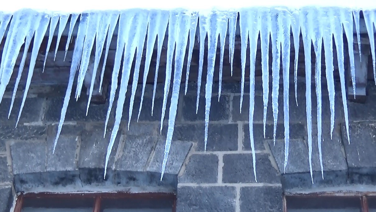 Kars eksi 15’i gördü: Baharda Sibirya soğukları etkili oluyor
Kars eksi 15’i gördü: Baharda Sibirya soğukları etkili oluyor