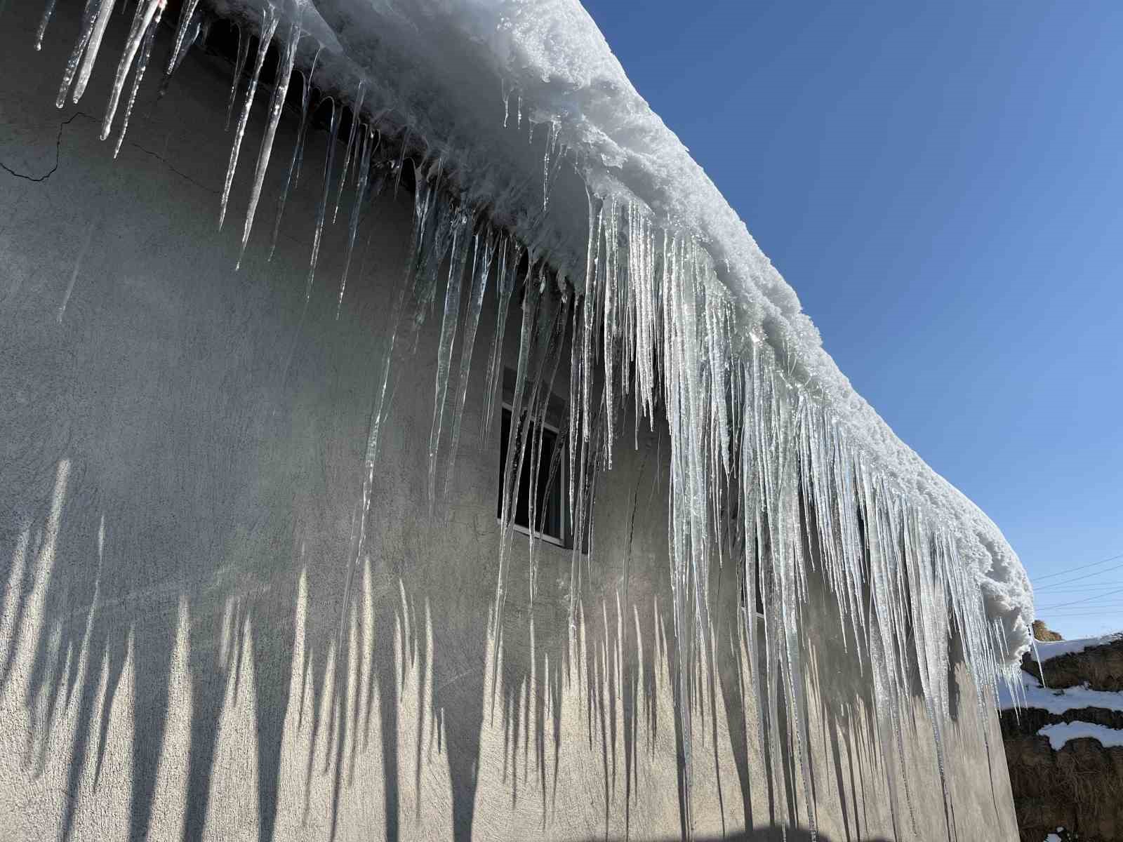 Kars eksi 15’i gördü: Çatılarda 3 metrelik buz sarkıtları oluştu

