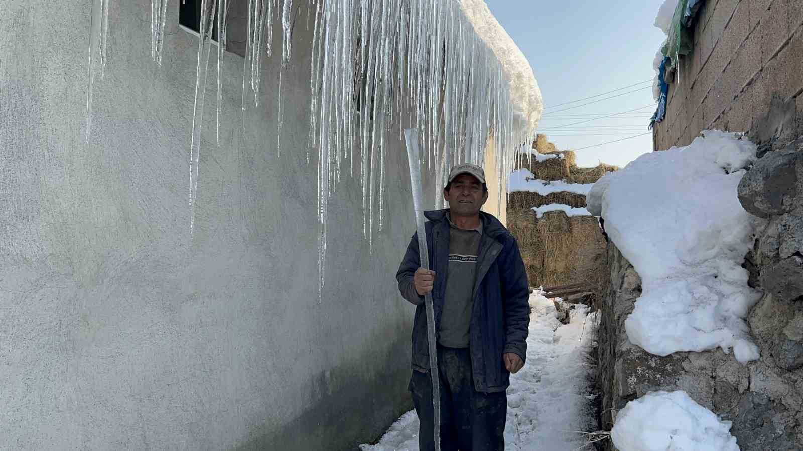 Kars eksi 15’i gördü: Çatılarda 3 metrelik buz sarkıtları oluştu
