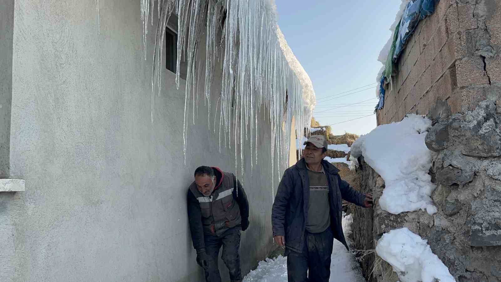 Kars eksi 15’i gördü: Çatılarda 3 metrelik buz sarkıtları oluştu
