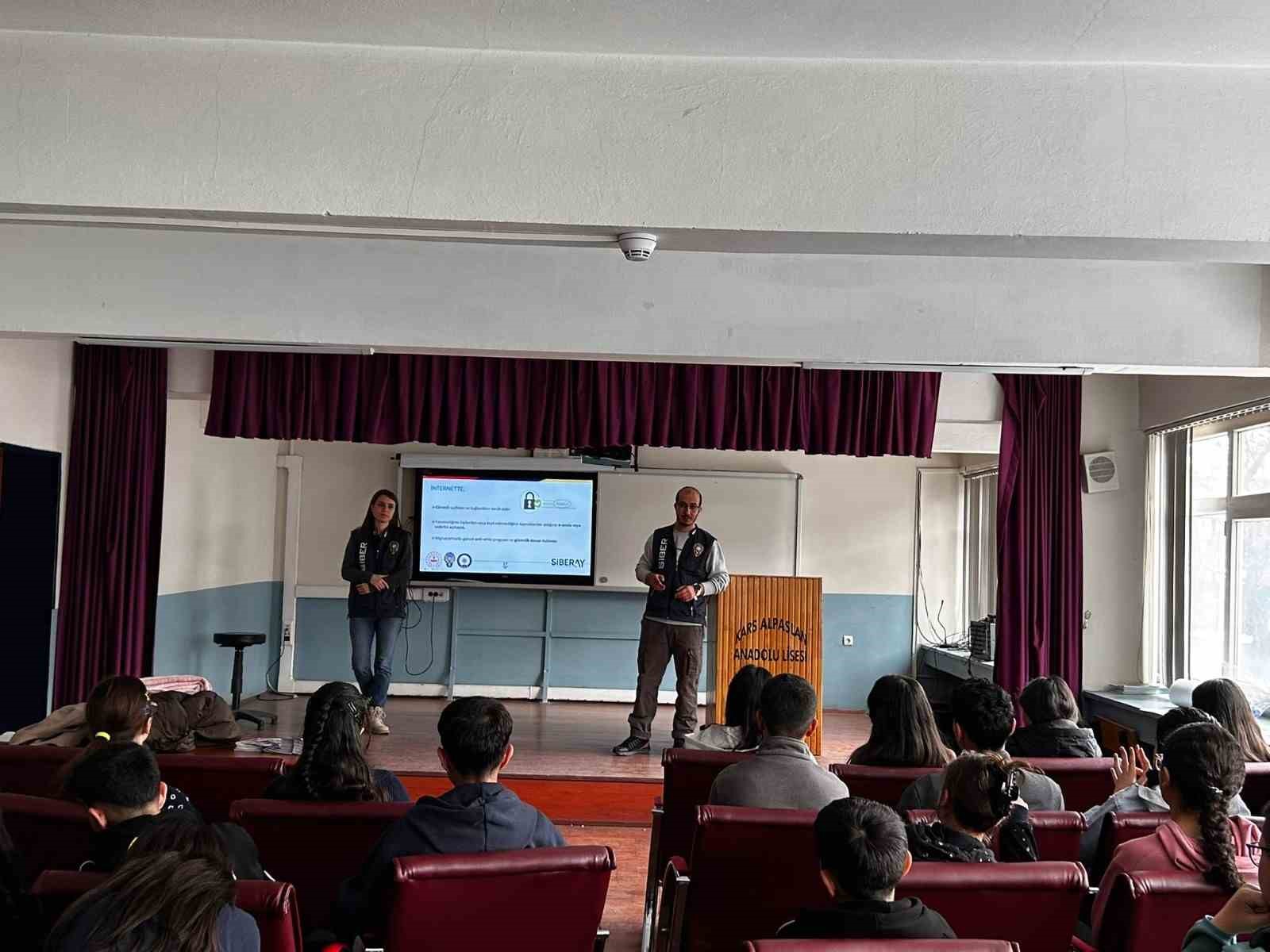 Kars emniyetinden öğrencilere siber güvenlik eğitimi
