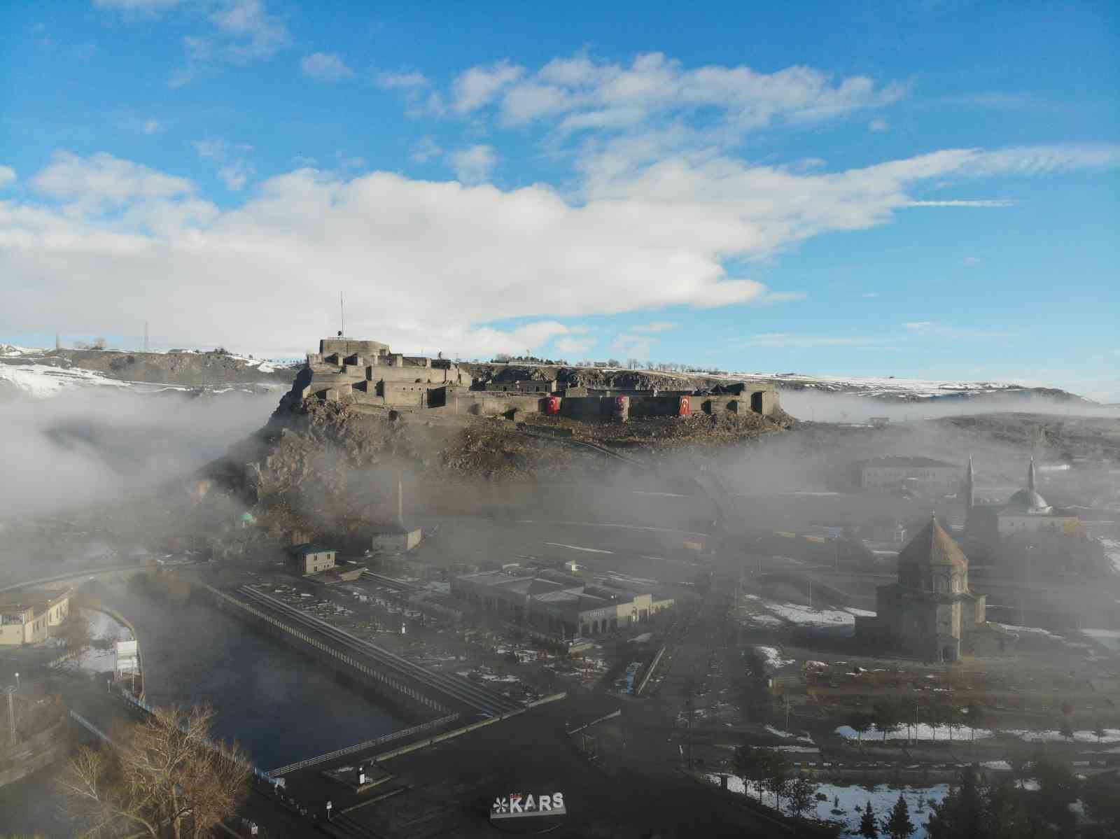 Kars Kalesi sis bulutları arasında kayboldu
