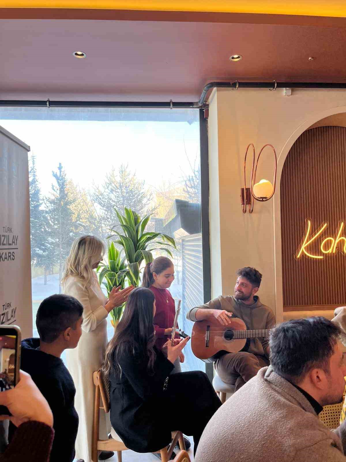 Kars Kızılay’dan sevgi evlerinde kalan çocuklara çikolata etkinliği
