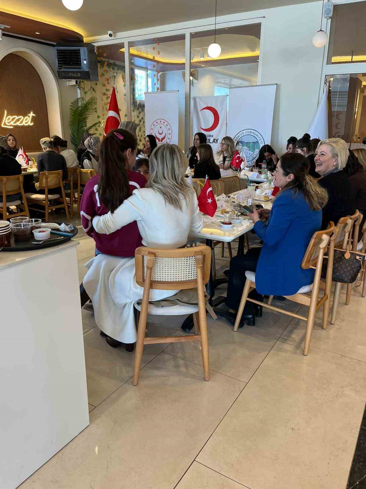 Kars Kızılay’dan sevgi evlerinde kalan çocuklara çikolata etkinliği
