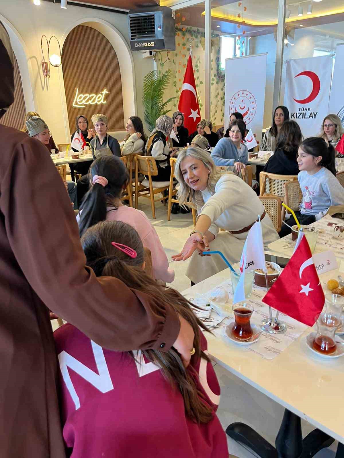 Kars Kızılay’dan sevgi evlerinde kalan çocuklara çikolata etkinliği
