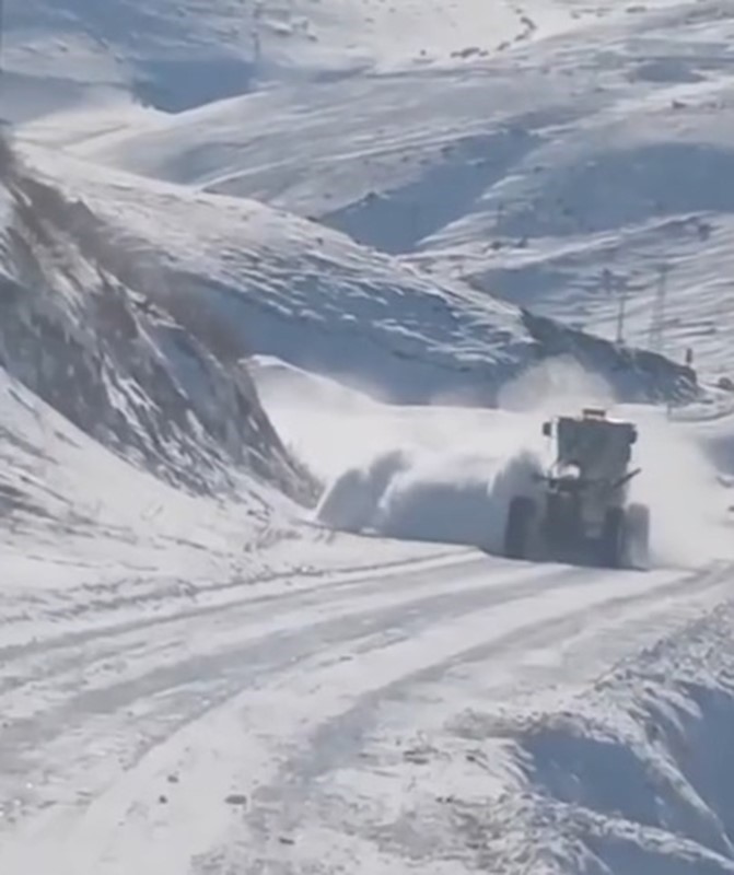 Kars Özel İdaresi bin saatlik çalışmayla kapalı köy yolu bırakmadı
