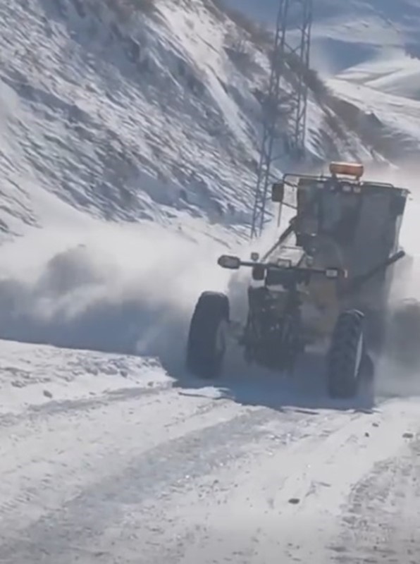 Kars Özel İdaresi bin saatlik çalışmayla kapalı köy yolu bırakmadı
