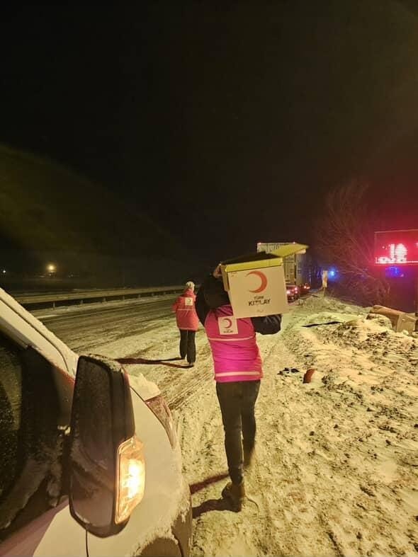 Kars Türk Kızılayı’ndan "İç Isıtan" destek: kar ve tipi de mahsur kalanlara şefkat eli
