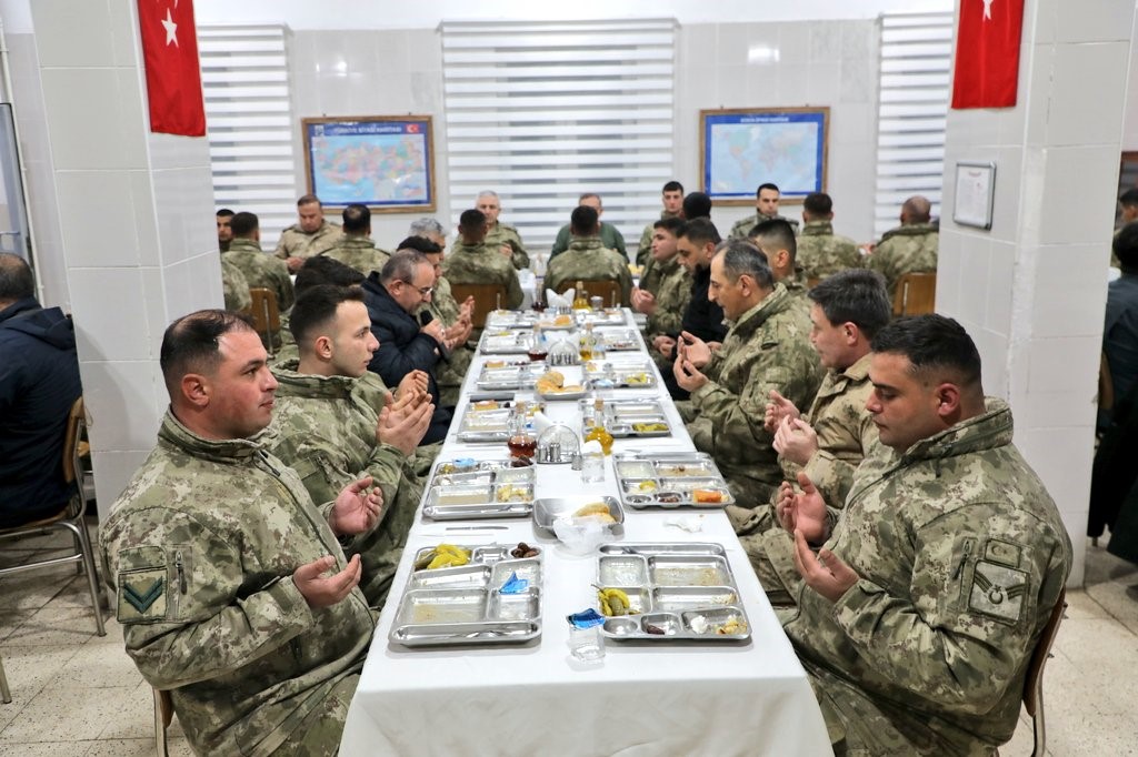 Kars Valisi Polat, iftarını sınırda Mehmetçik ile açtı
