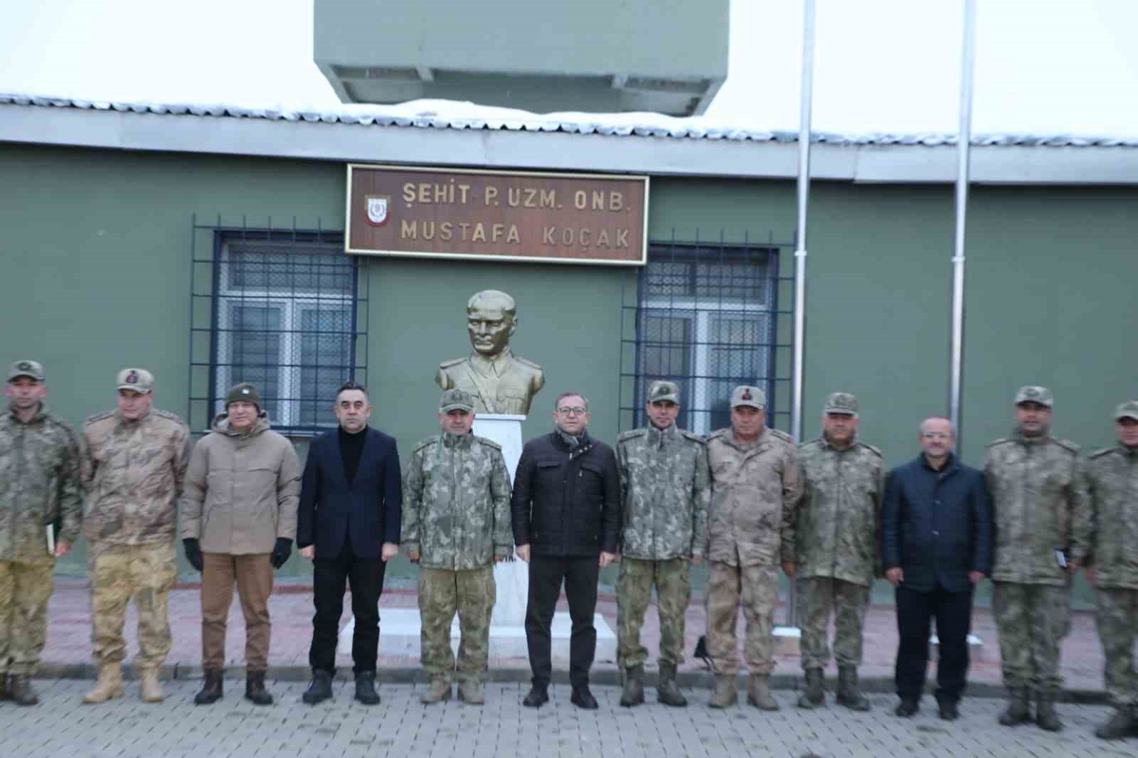 Kars Valisi Polat, iftarını sınırda Mehmetçik ile açtı

