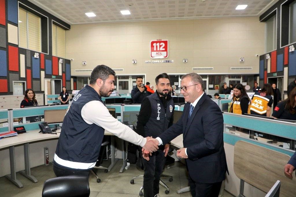 Kars Valisi Ziya Polat’tan 112 Acil Çağrı Merkezi’ne bayram ziyareti
Kars Valisi Ziya Polat’tan 112 Acil Çağrı Merkezi’ne bayram ziyareti