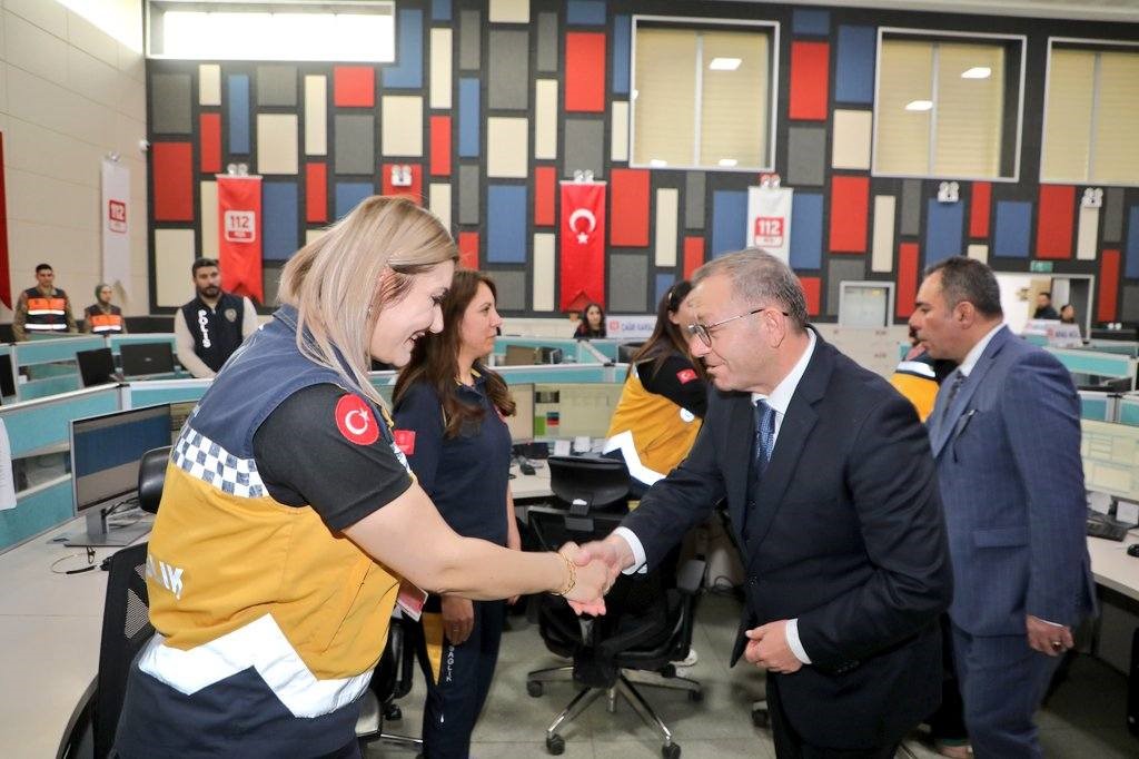 Kars Valisi Ziya Polat’tan 112 Acil Çağrı Merkezi’ne bayram ziyareti
Kars Valisi Ziya Polat’tan 112 Acil Çağrı Merkezi’ne bayram ziyareti
