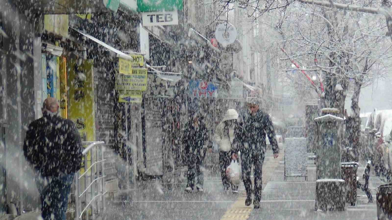 Kars’a kar biranda geldi her taraf bembeyaz oldu
