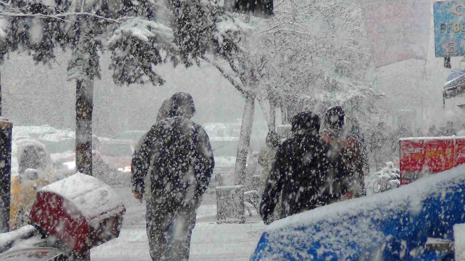 Kars’a kar biranda geldi her taraf bembeyaz oldu
