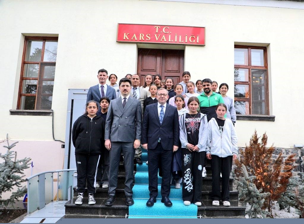 Kars’ı gururlandıran başarı: Şampiyon takım yarı finalde
Kars’ı gururlandıran başarı: Şampiyon takım yarı finalde