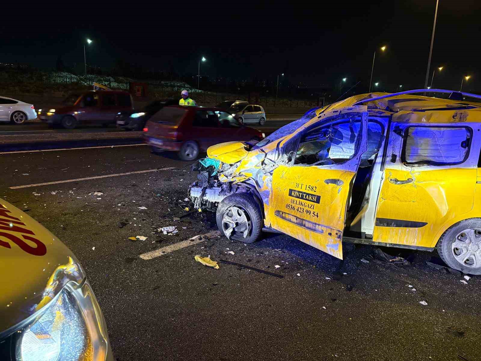 Karşı yola geçen otomobil taksi ile çarpıştı: 1’i ağır 3 yaralı
