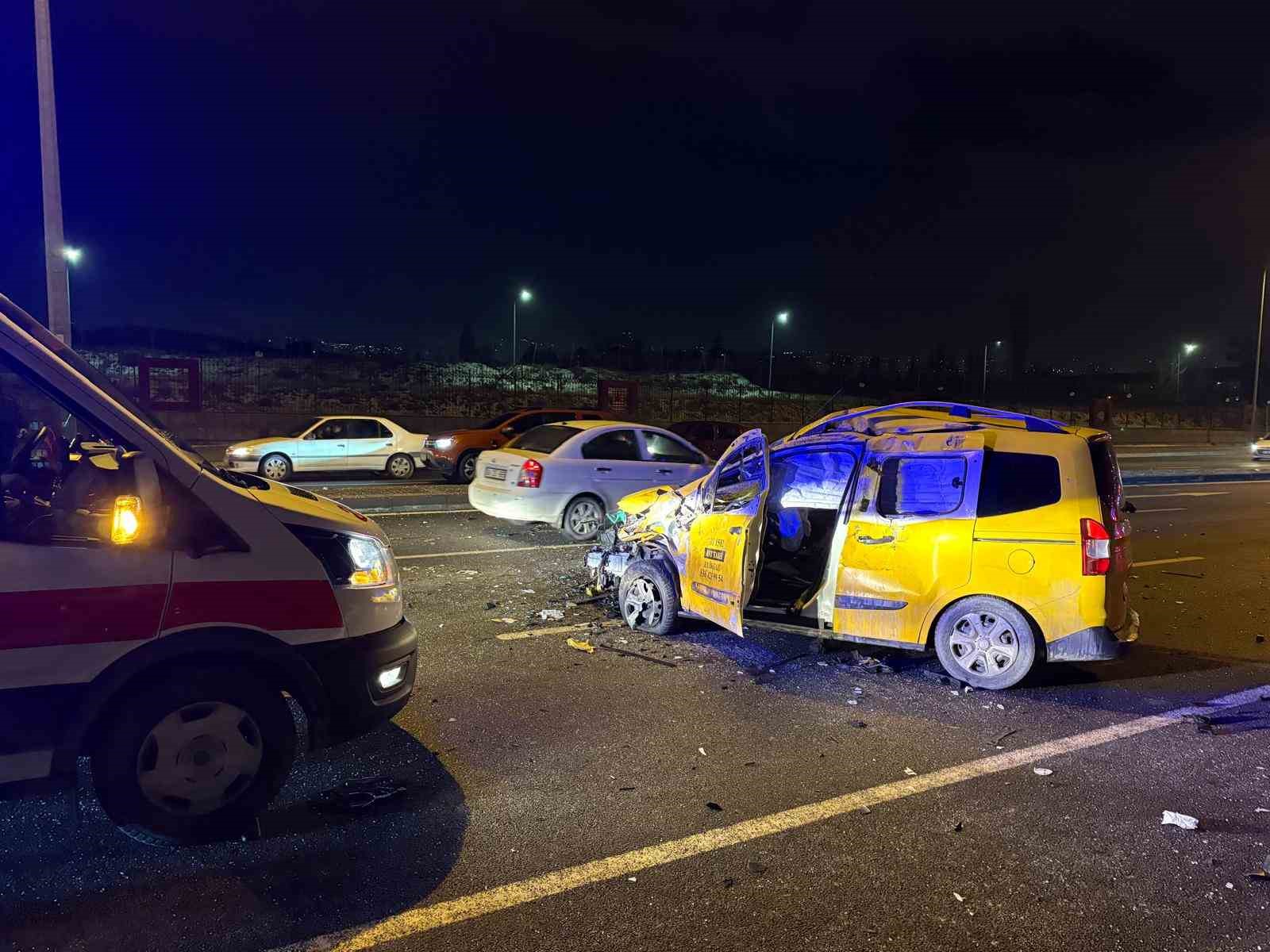 Karşı yola geçen otomobil taksi ile çarpıştı: 1’i ağır 3 yaralı
