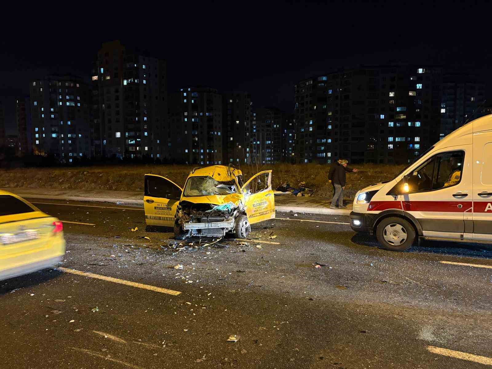 Karşı yola geçen otomobil taksi ile çarpıştı: 1’i ağır 3 yaralı

