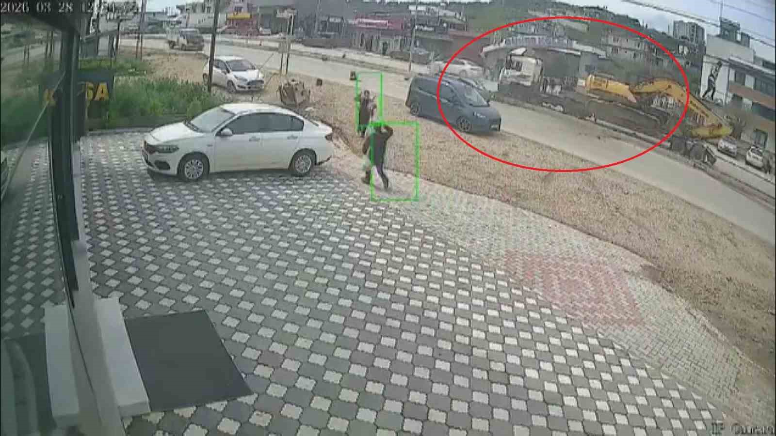 Karşıdan karşıya geçmek isteyen öğrencilere çarpmamak için sola manevra yapan iş makinesi yüklü tır sürücüsünün faciayı önlediği anlar kamerada
