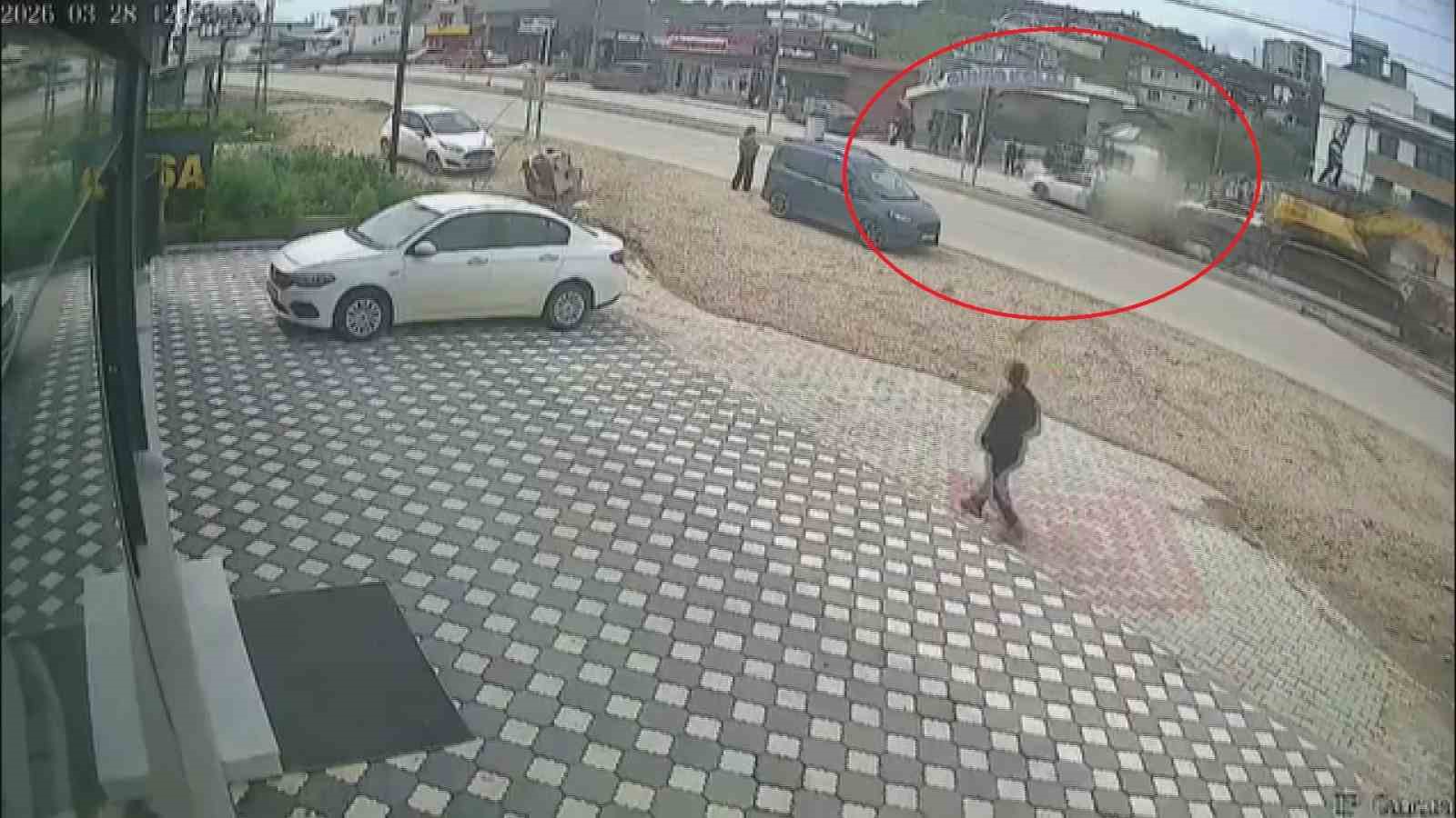 Karşıdan karşıya geçmek isteyen öğrencilere çarpmamak için sola manevra yapan iş makinesi yüklü tır sürücüsünün faciayı önlediği anlar kamerada
