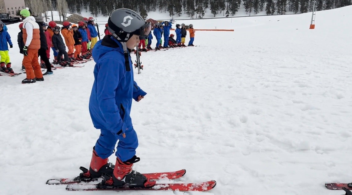 Kars’ın çocukları Nisan’da 2 metre kar üzerinde kayak öğreniyor
