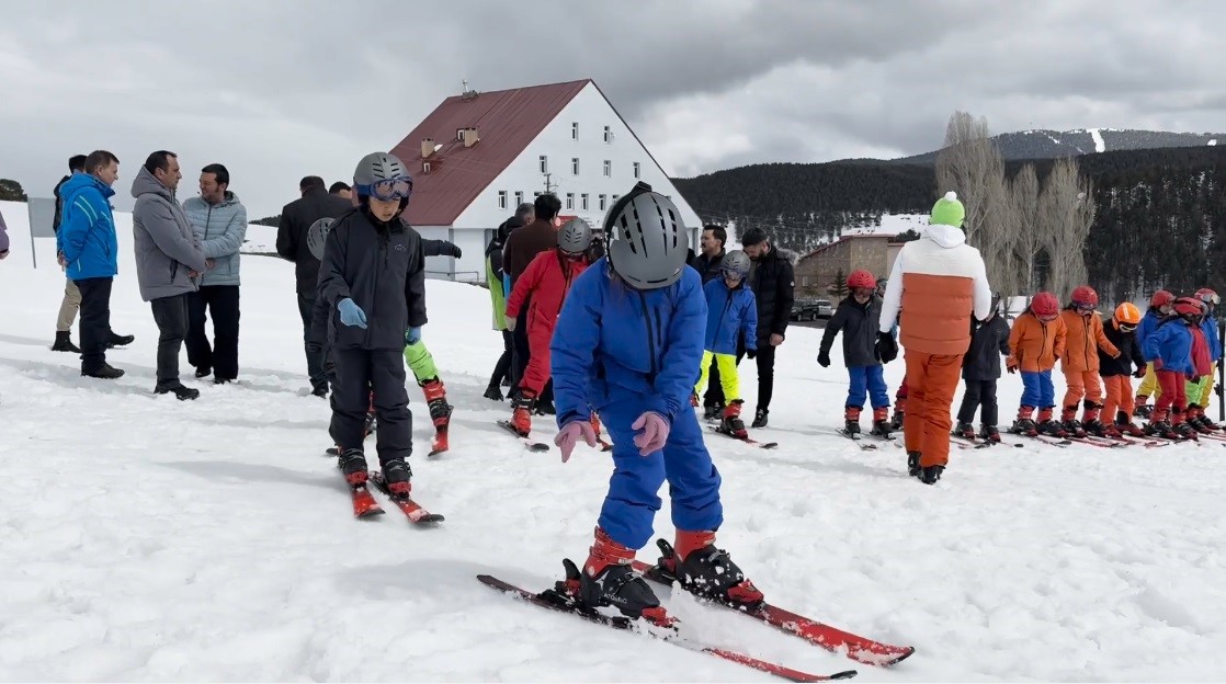 Kars’ın çocukları Nisan’da 2 metre kar üzerinde kayak öğreniyor
