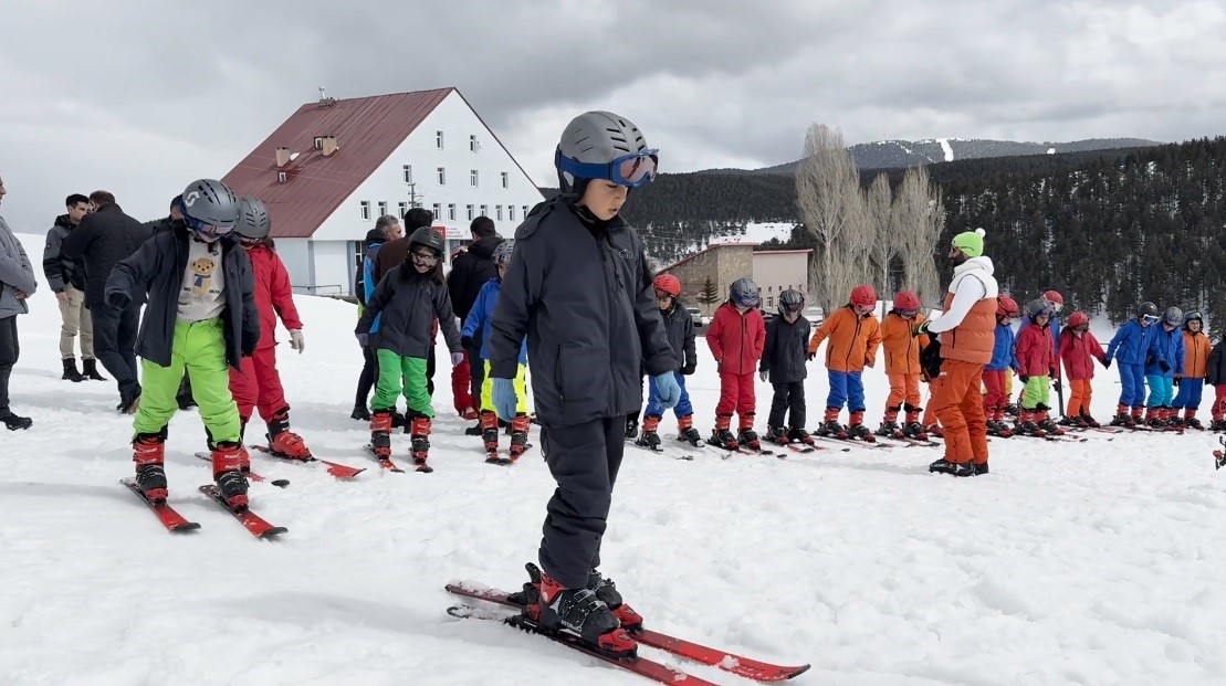 Kars’ın çocukları Nisan’da 2 metre kar üzerinde kayak öğreniyor
