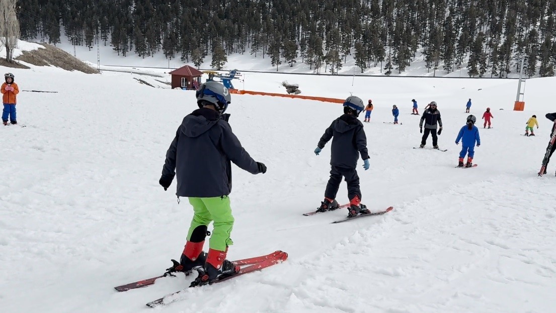Kars’ın çocukları Nisan’da 2 metre kar üzerinde kayak öğreniyor
