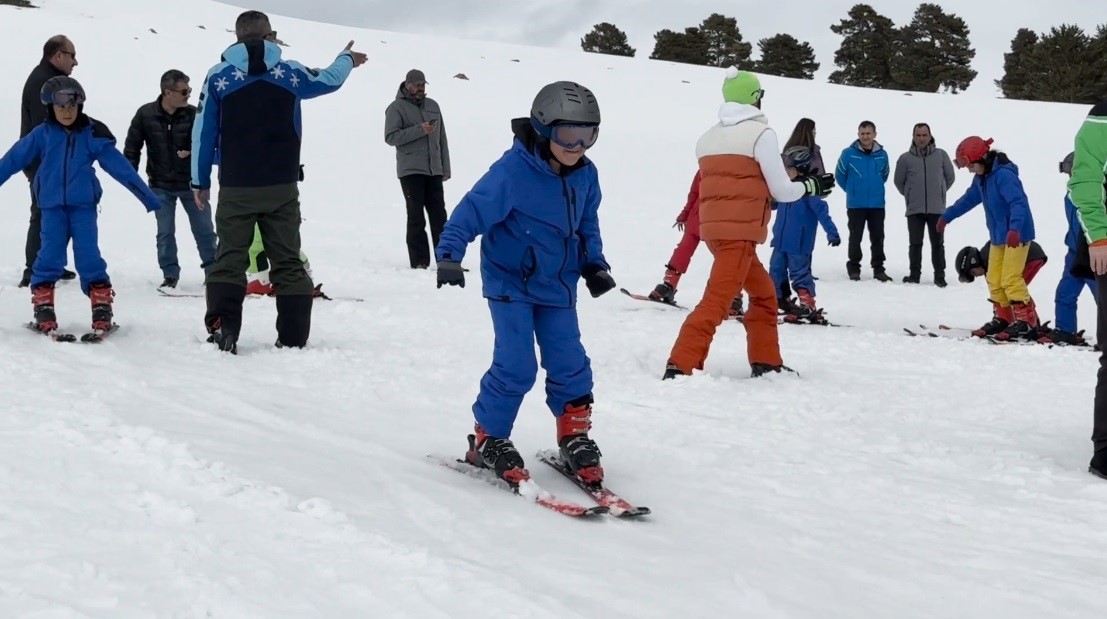Kars’ın çocukları Nisan’da 2 metre kar üzerinde kayak öğreniyor
